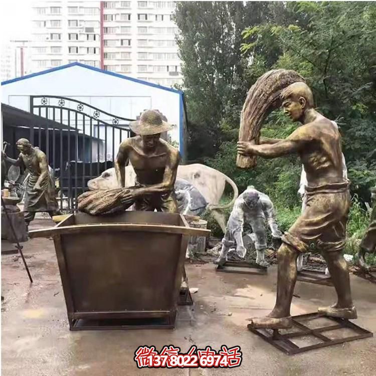 玻璃鋼仿銅農耕人物雕塑，美化戶外景區
