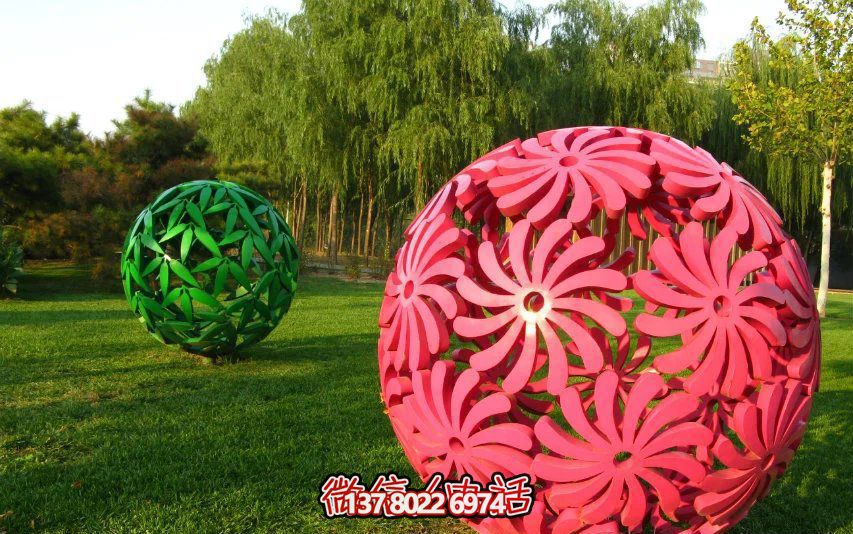 創意粉色鏤空球雕塑，為公園草坪增添童趣