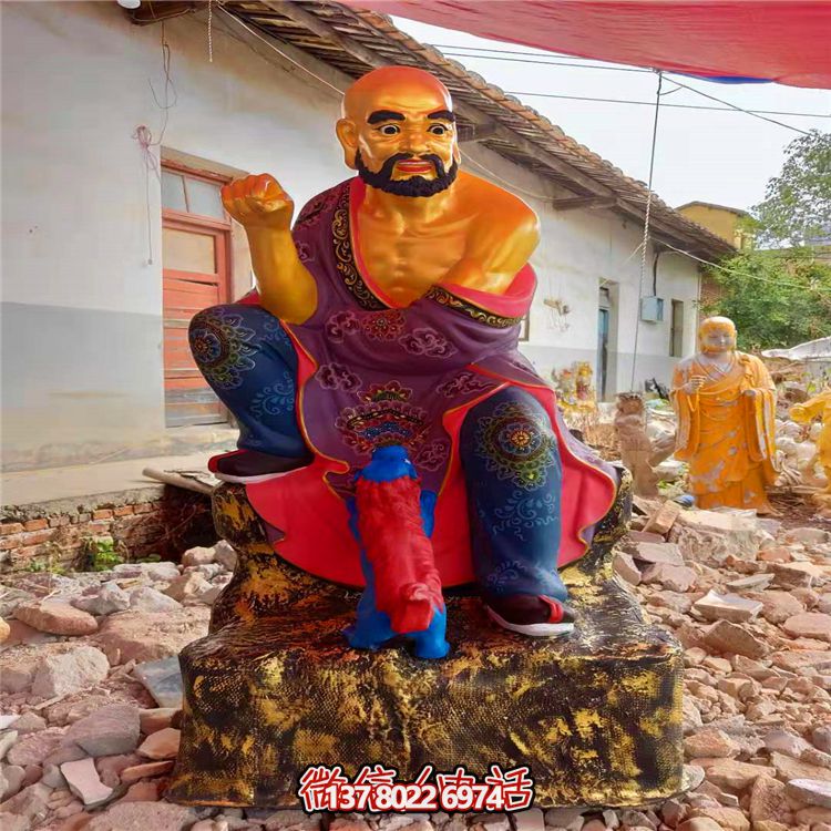 精美絕倫的玻璃鋼彩繪貼金十八羅漢雕塑，讓寺廟更加輝煌