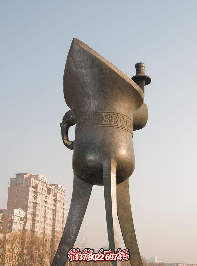 大型不銹鋼仿銅酒杯雕塑，傳承酒文化