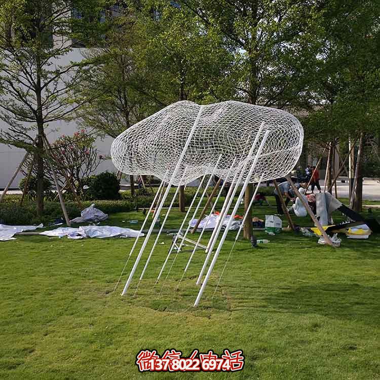 不銹鋼祥云雕塑，點綴美麗的戶外草坪