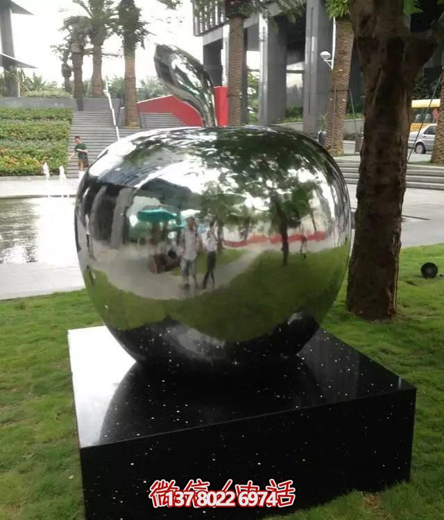 不銹鋼蘋果雕塑擺件，讓你的戶外空間更有創意！