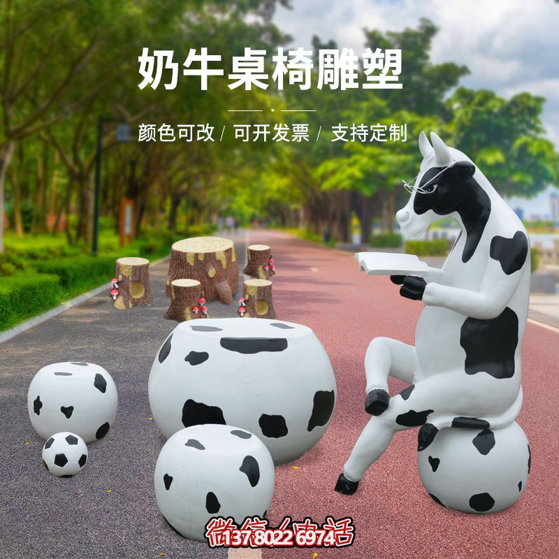 玻璃鋼雕塑牛只著看書桌椅，林中戶外休閑體驗