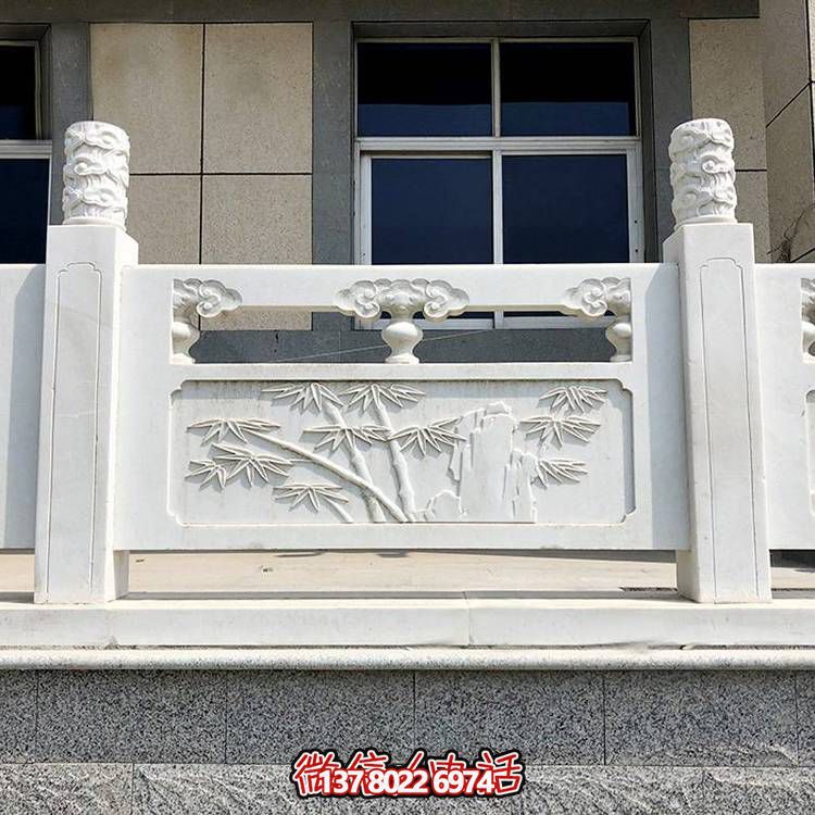 精致古典庭院雕飾浮雕石柱、欄桿、欄板，營造溫馨園林