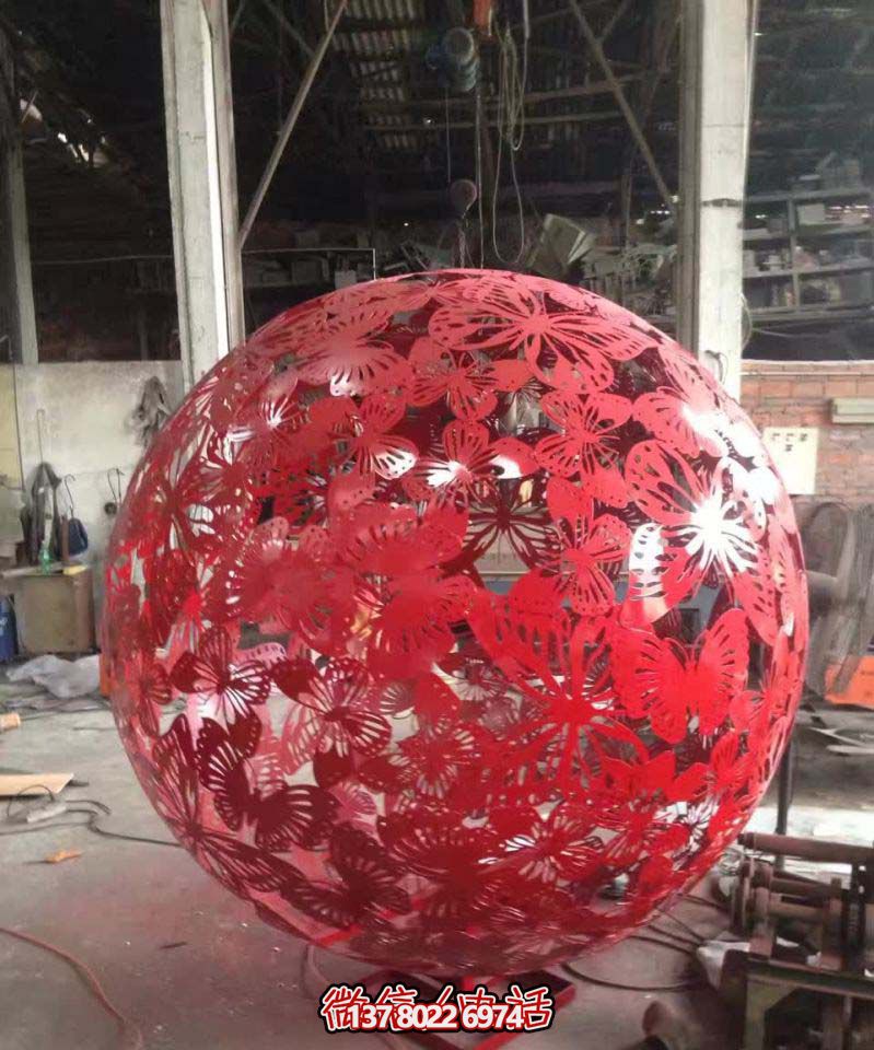 “城市公園的鏤空雕塑享受蝴蝶般的自由” “城市公園的鏤空雕塑享受蝴蝶般的自由”