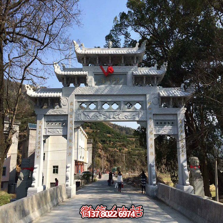 村口石牌坊，三間四柱石雕牌樓