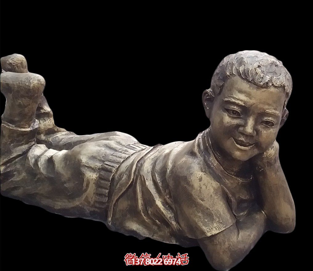 公園匍匐在地的小男孩兒童雕塑 公園匍匐在地的小男孩兒童雕塑