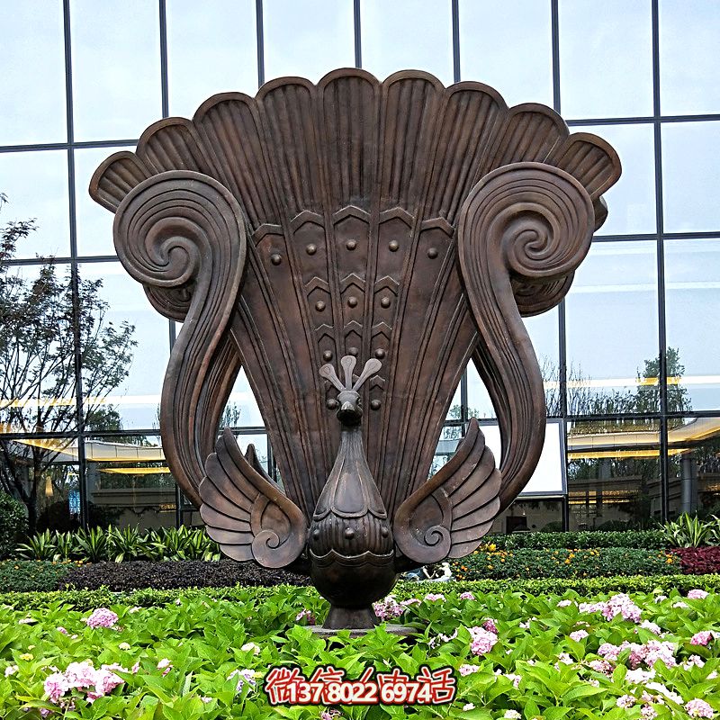 花池里一只傲立的不銹鋼做舊孔雀雕塑 花池里一只傲立的不銹鋼做舊孔雀雕塑
