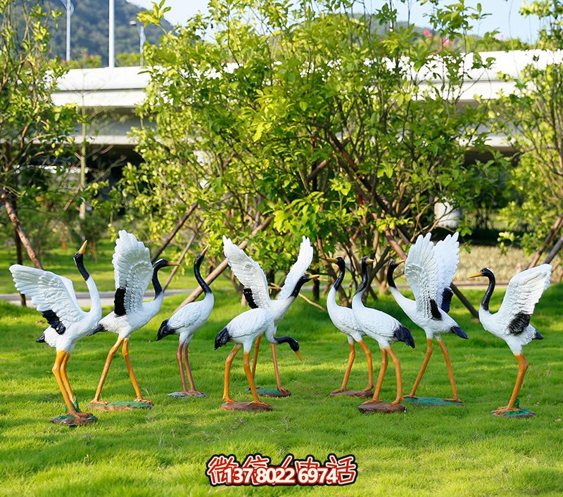 公園草坪玻璃鋼彩繪一群仙鶴雕塑 公園草坪玻璃鋼彩繪一群仙鶴雕塑