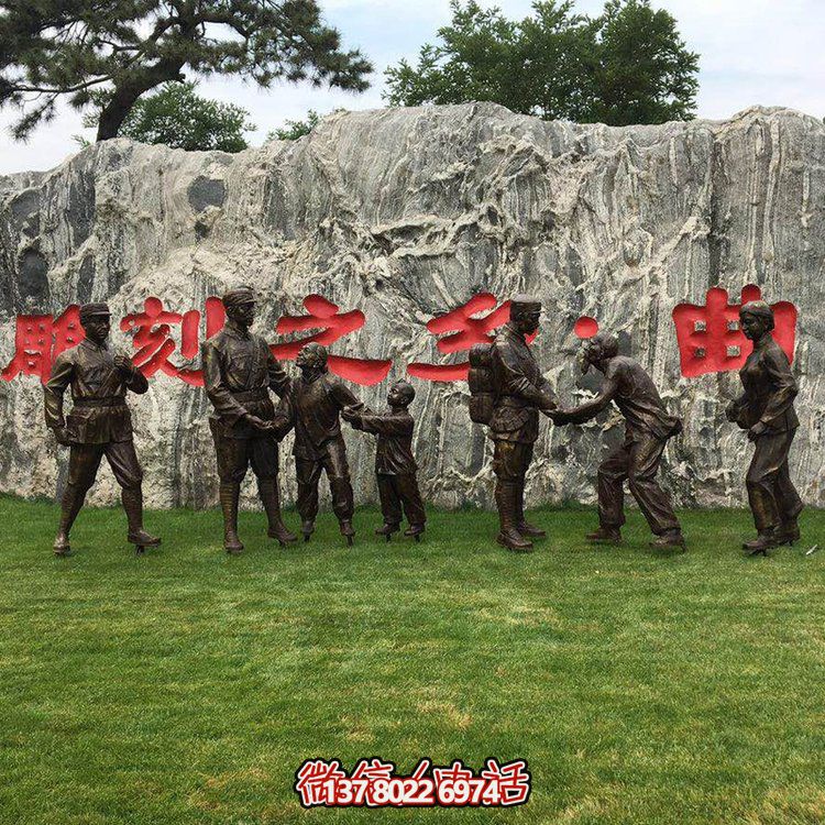 玻璃鋼仿銅人物，八路軍和鄉(xiāng)親握手的景觀(guān)擺件