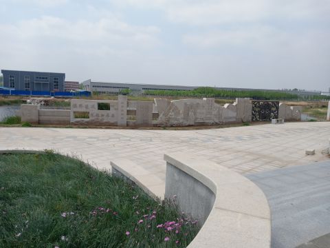 蘆葦湖景墻：鳴琴戴星，長26米，高2